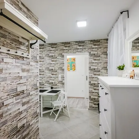 Malasits 1 Private With Shared Bathroom Habitación en casa particular *