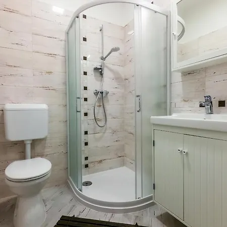 Malasits 1 Private With Shared Bathroom Privat bolig
