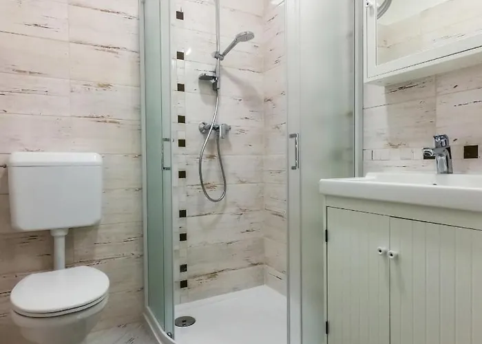 Malasits 1 Private With Shared Bathroom 民宿